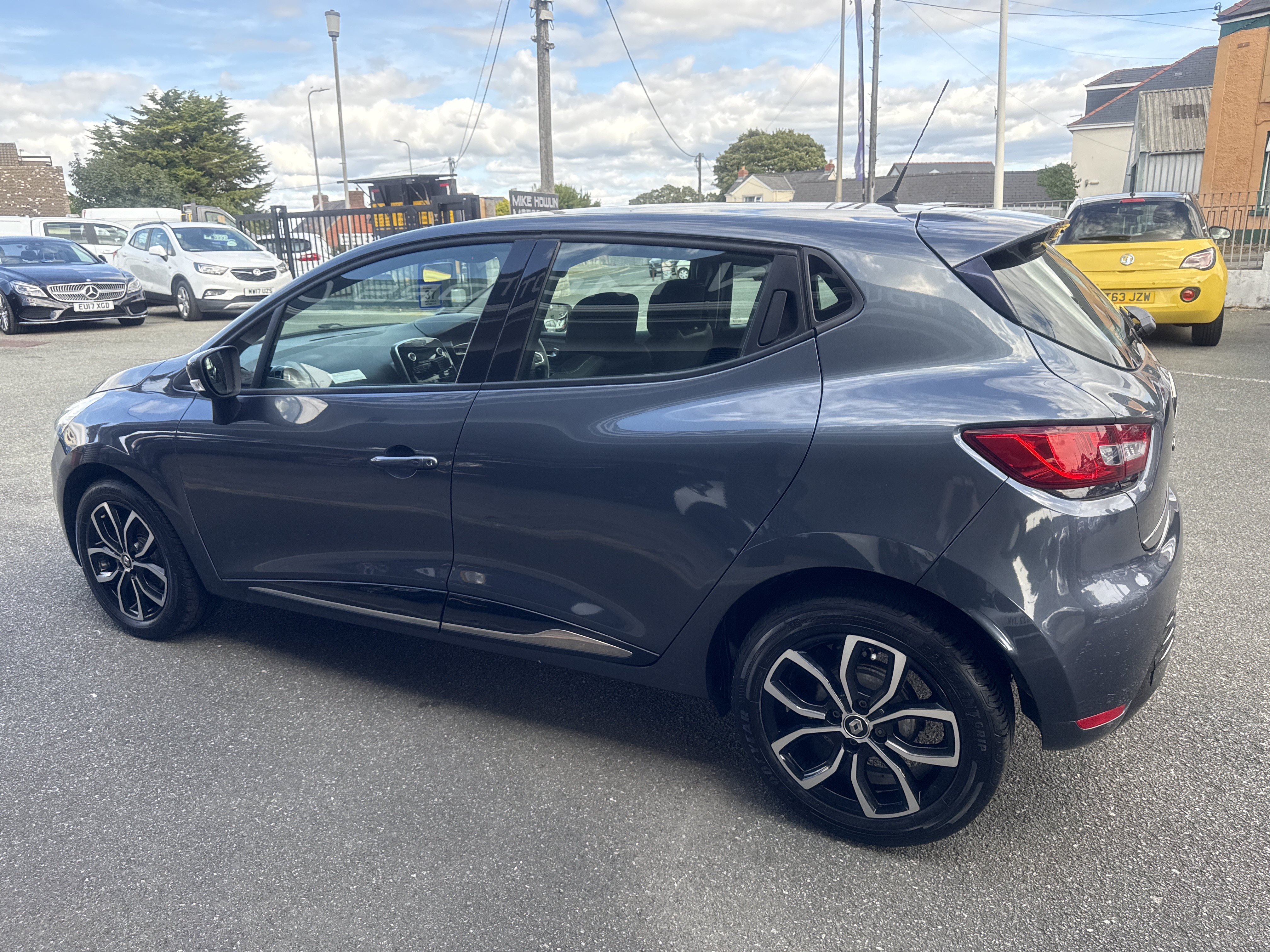 Renault CLIO DCI PLAY for sale at Mike Howlin Motor Sales Pembrokeshire
