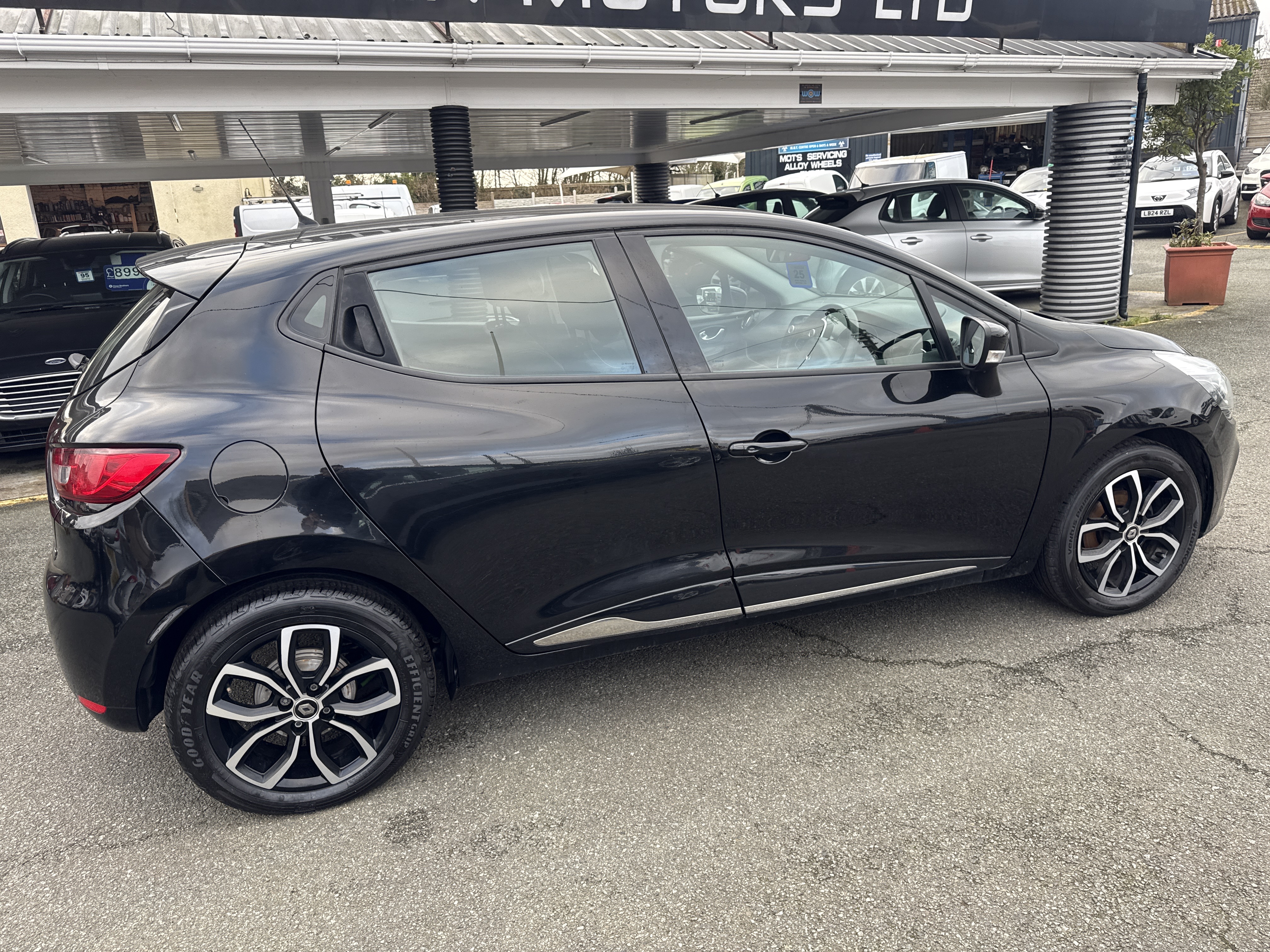 Renault CLIO DCI PLAY 90 for sale at Mike Howlin Motor Sales Pembrokeshire