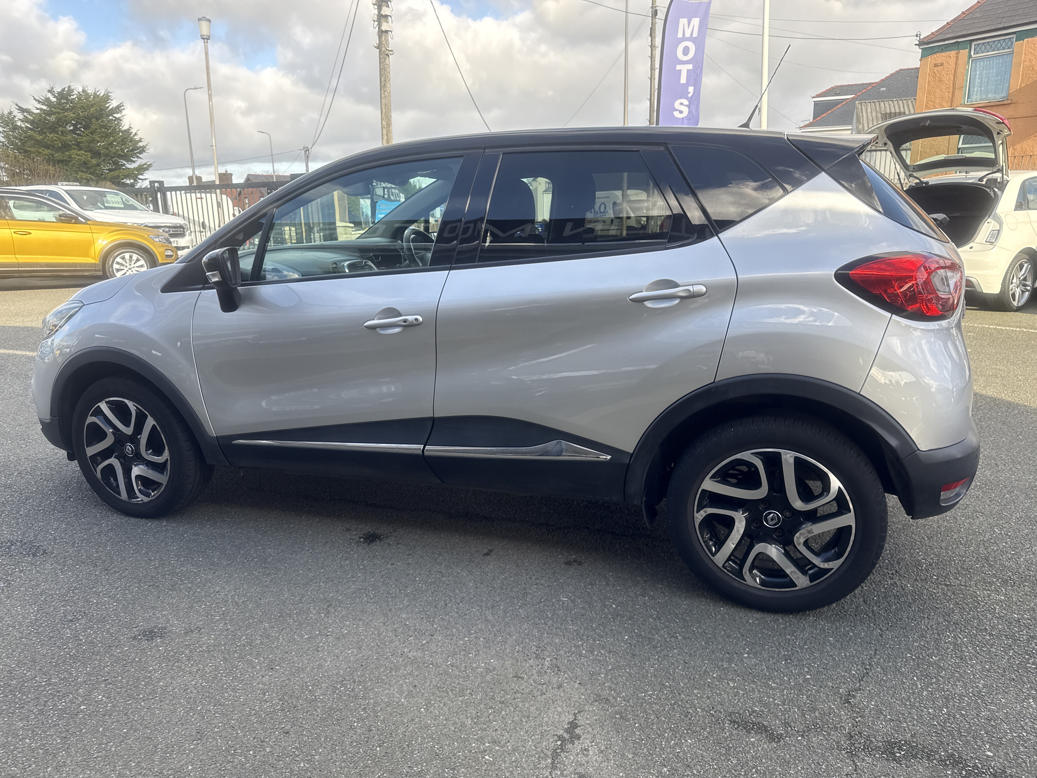 Renault CAPTUR DCI 110 DYNAMIQUE S NAV for sale at Mike Howlin Motor Sales Pembrokeshire