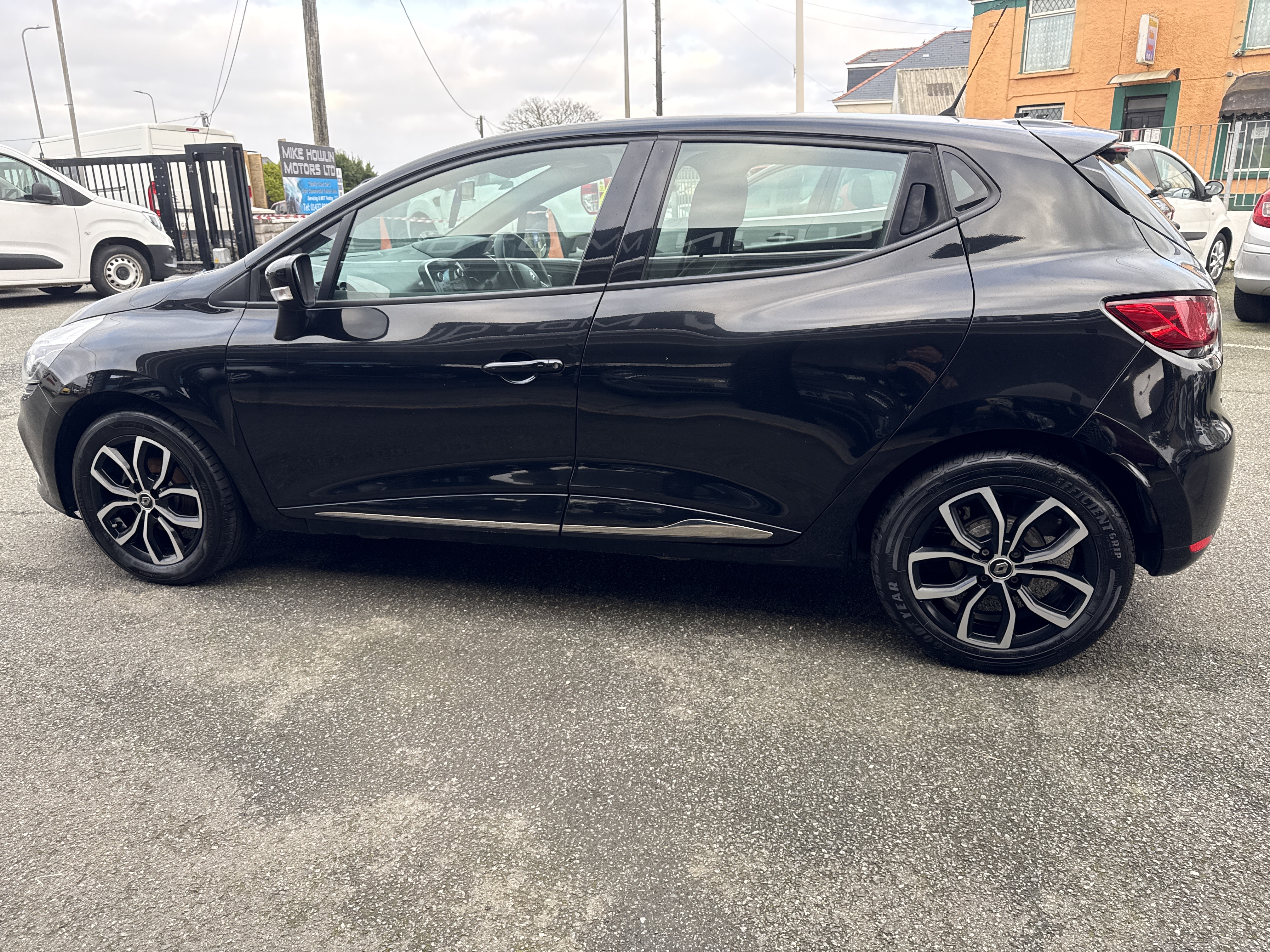 Renault CLIO DCI PLAY 90 for sale at Mike Howlin Motor Sales Pembrokeshire