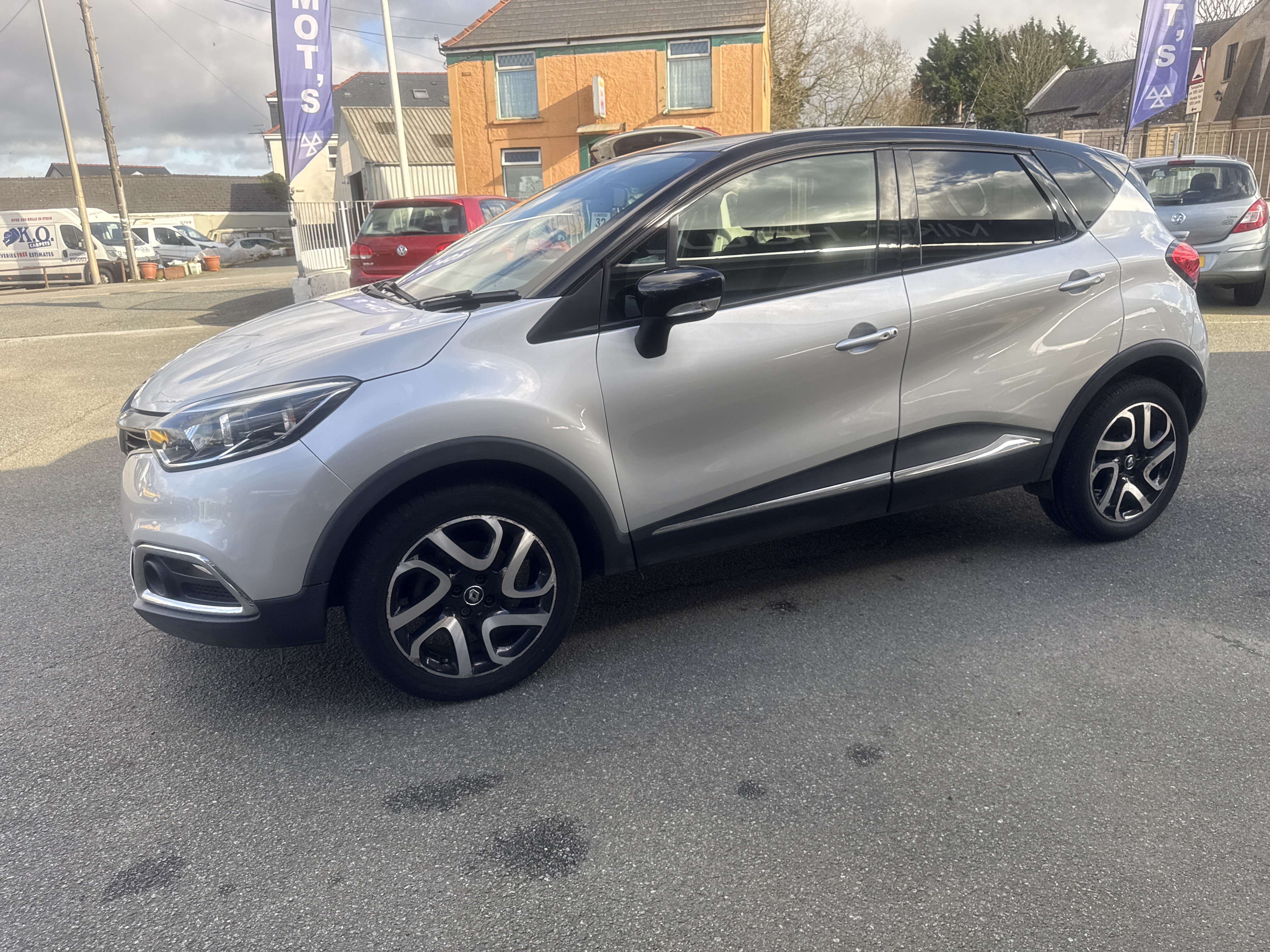 Renault CAPTUR DCI 110 DYNAMIQUE S NAV for sale at Mike Howlin Motor Sales Pembrokeshire