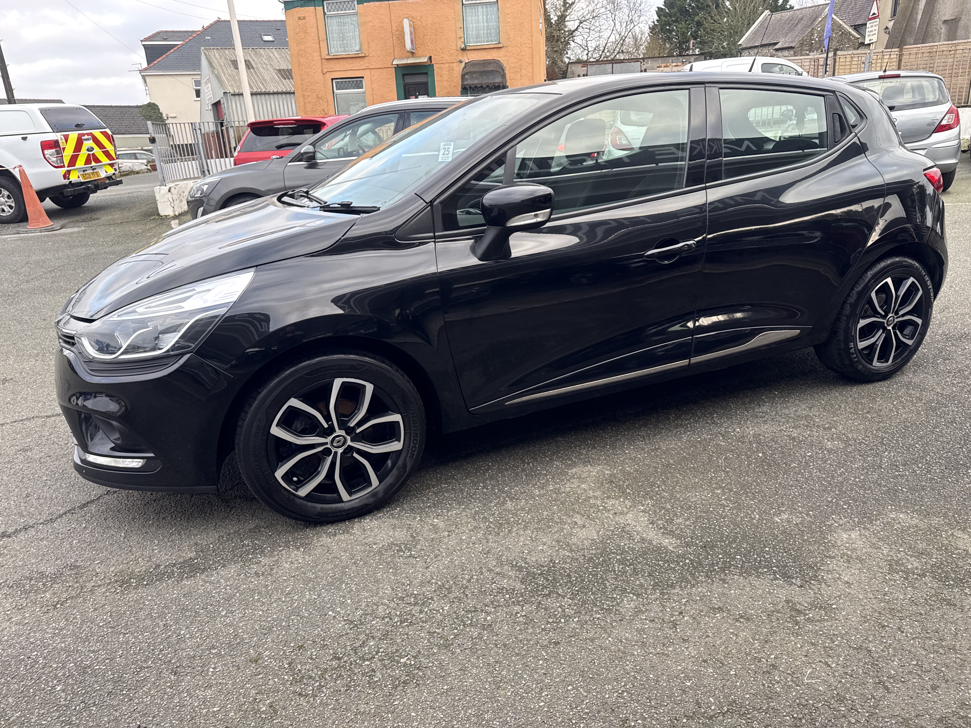Renault CLIO DCI PLAY 90 for sale at Mike Howlin Motor Sales Pembrokeshire